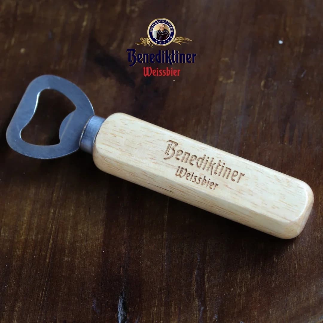 Dụng cụ mở bia đầu kim loại, cán gỗ khắc chữ Benediktiner Weissbier
